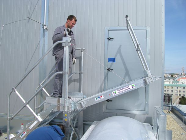 Sondertreppe mit aufklappbarer Plattform