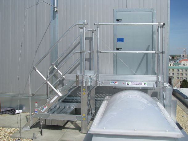 Sondertreppe mit aufklappbarer Plattform